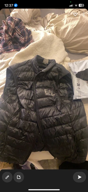 Armani väst  - Hej! Säljer nu min Ea7 väst den är knappt använd endast provad och den va för liten för mig så det är därför jag säljer den den är i storlek S dom är väldigt små i storlekarna men vassa nog någon som har M då jag har L i vanliga fall 