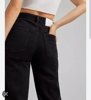 Bershka jeans  - Svarta högmidjade  bershka jeans. Simpla vanliga snygga vardags jeans. 200 + frakt. 