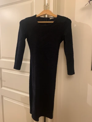 J.Lindeberg klänning  - Säljer min J.Lindeberg klänning i marinblå.  Knappt använd.  Mycket elegant klänning  Klänningen är i stretch matrerial.  Storlek Xs 