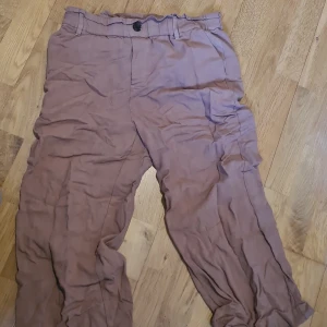 Byxor - Medelhög midja, luftiga och tunna, perfekt för sommaren.