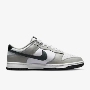 Nike dunk - Nike dunk low cool grey, helt nya aldrig använda.  10/10 1900kr + frakt men kan gå ner vid snabb affär!  Hör av er vid frågor eller om ni vill ha fler bilder! Såklart äkta.