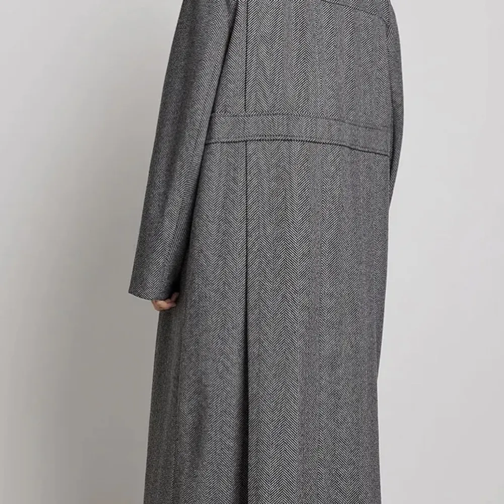 En skit snygg kappa i tweed mönster! Kommer inte längre till användning, använd några få gånger därav inga defekter!. Jackor.