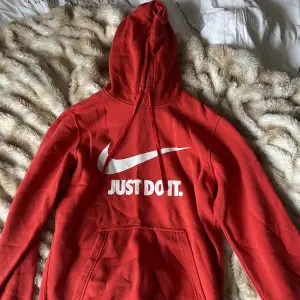 En röd Nike hoodie i storlek S!