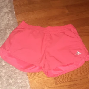 Tränignsshorts - Ett par träningsshorts från adidas för barn 💕 