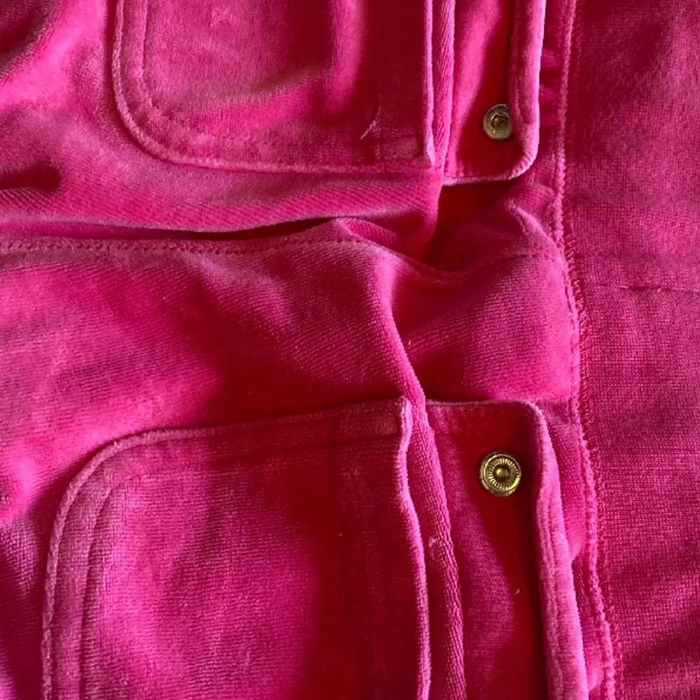 Jag undrar ifall någon har ett par juciy byxor i xxs som ni kanske vill byta mot mina skrikrosa juciy byxor i xxs. Kan också tänka mig att sälja dom. Pris kan diskuteras. De är som nya det går bara inte att  att stänga två knappar på fickorna (se bild 2)❤️. Jeans & Byxor.