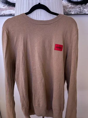 Hugo boss Crew Neck - Använd ett par gånger. Stilig tröja i storlek S från Hugo Boss. Den är i nyskick utan skador. Saknar tyvärr kvitto men har lagt upp bild på QR lappen för stärka äkthetsbevis. Nypris: 1000kr +