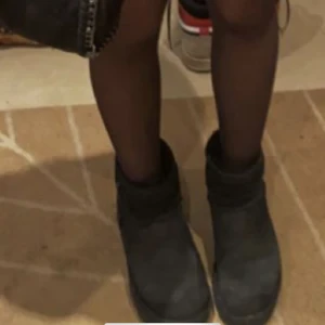 Svarta ÄKTA uggs - Svarta mini uggs, köpte dom förra vintern på nk❤️‍🔥 Skriv för egna bilder! Pirater går att diskutera😊