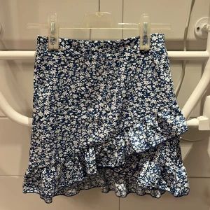 Blommig kjol - En fin blommig kjol aldrig använd bara testad köparen står för frakten😊