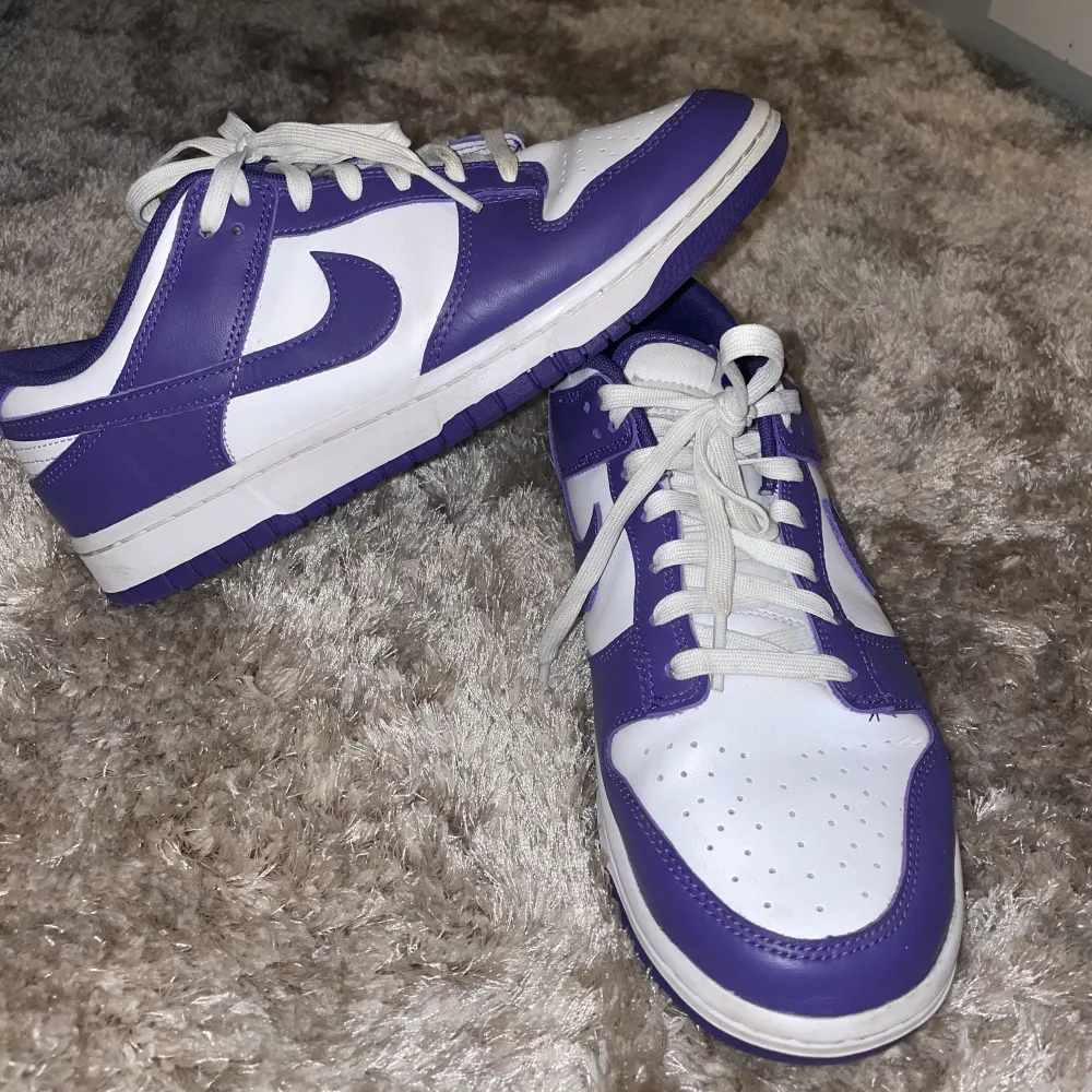 Säljer min pojkväns nya Nike dunk low i färgen ”court purple” storlek 43. Använda 1 gång så är så gott som nya. Själper pga att det inte är hans stil. Kartongen finns kvar så skorna kommer i den. Köptes från Merchsweden.  Nypris: 3199kr . Skor.