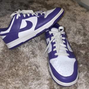 Säljer min pojkväns nya Nike dunk low i färgen ”court purple” storlek 43. Använda 1 gång så är så gott som nya. Själper pga att det inte är hans stil. Kartongen finns kvar så skorna kommer i den. Köptes från Merchsweden.  Nypris: 3199kr 