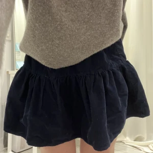 Mörkblå kjol - Säljer en blå kjol i sammetmaterial från H&M 💛 barnstorlek men passar mig som har xs/s då det är resår i midjan. Möts upp på Östermalm eller fraktar!