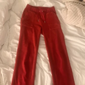 Röda juicy couture - Säljer mina nästan nya Juicy byxor, dom är i jätte fint skick och har haft dom sedan september. Säljer dom för har tröttnat på färgen❤️
