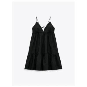 Svart kort zara klänning  - DIREKTKÖP: 150kr Säljer denna svarta zara klänning i storlek M (med justerbar knytning på baksida) Jag bär S-M & är 165cm för referens. Om du har övriga frågor eller vill ha fler bilder är det bara att hmu! Köparen står för frakt. Betalning med Swish.