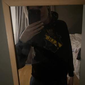 AIK hoodie som är i stort sätt o andvänd! Trycket är i nyskick och den är inte alls sliten. 250 + frakt
