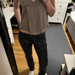 Lågmidjade skinnbyxor - Super snygga läderimiterade byxor. Lågmidjade, midjemått ca 80-82cm💕