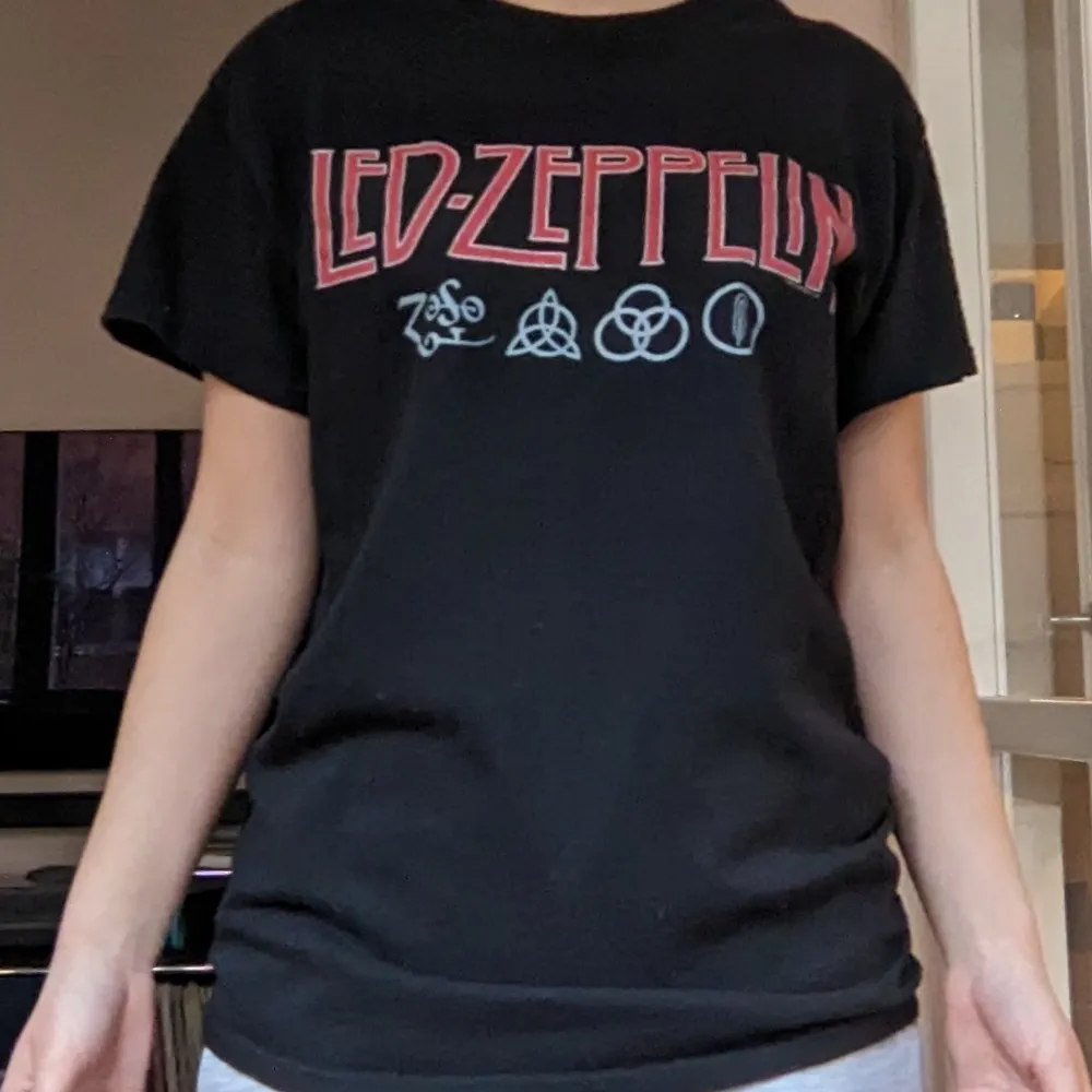 Led Zeppelin t-shirt. Använd men inga defekter. Är 154 och S. Funkar nog för S/M.. T-shirts.