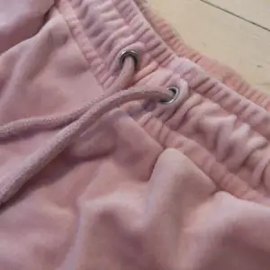 Ett par rosa mjukisshorts som har använts någon enstaka gång