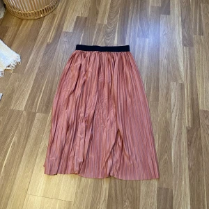 Rosa kjol  - Rosa kjol, nyskick💞