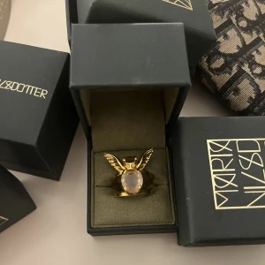 Maria Nilsdotter GARGOYLE RING - BARA öppen för byten vid samma modell i storlek 17-18 fast i silver!! GARGOYLE RING som jag precis införskaffade, samt har bara använt 2 gånger.