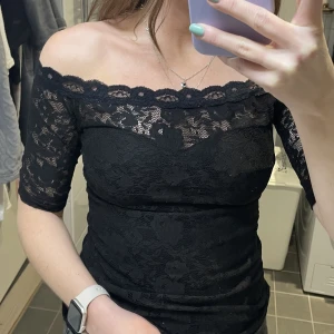 Off shoulder topp - Off shoulder topp i spets från Gina tricot. Storlek small. Inget att anmärka på.