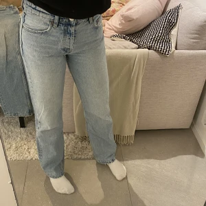 Zara jeans - Zara jeansen i strl 36, ordinarepris 349 men säljer för 200kr. Självklart tvättad dem innan dem skickas iväg