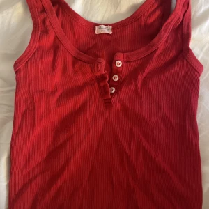 Brandy Melville Linne - Säljer detta super gulliga linne som inte passar mig längre. Köpt i Montreal, Kanada 2018 och endast använt ett fåtal gånger. Super snygg och perfekt nu till alla ❤️dag! Köparen står för frakten och priset kan såklart diskuteras!