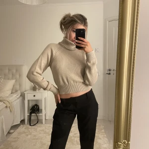 Stickad polo tröja  - Supermysig stickad polo tröja, tyvärr lite för liten för mig 😩💞