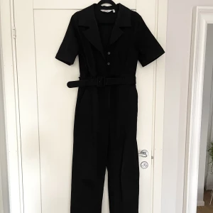 Jumpsuit med skärp - Världens finaste jumpsuit från &otherstories!!! Stretchigt material med bälte i midjan!! En stor favorit som inte fått tillräckligt med uppmärksamhet därav har jag valt att sälja!!