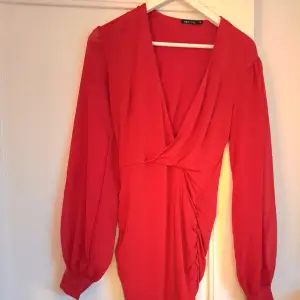 Röd tight klänning, lång ärm, aldrig använd. Strl S