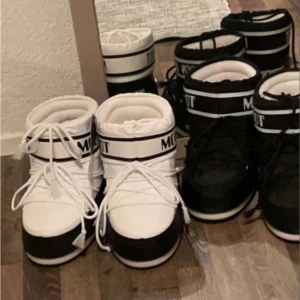 moonboots - Vita låga moonboots med svarta detaljer. Super sköna och snygga! Bara att höra av sig för fler bilder. Använda men inte särskilt slitna.💕