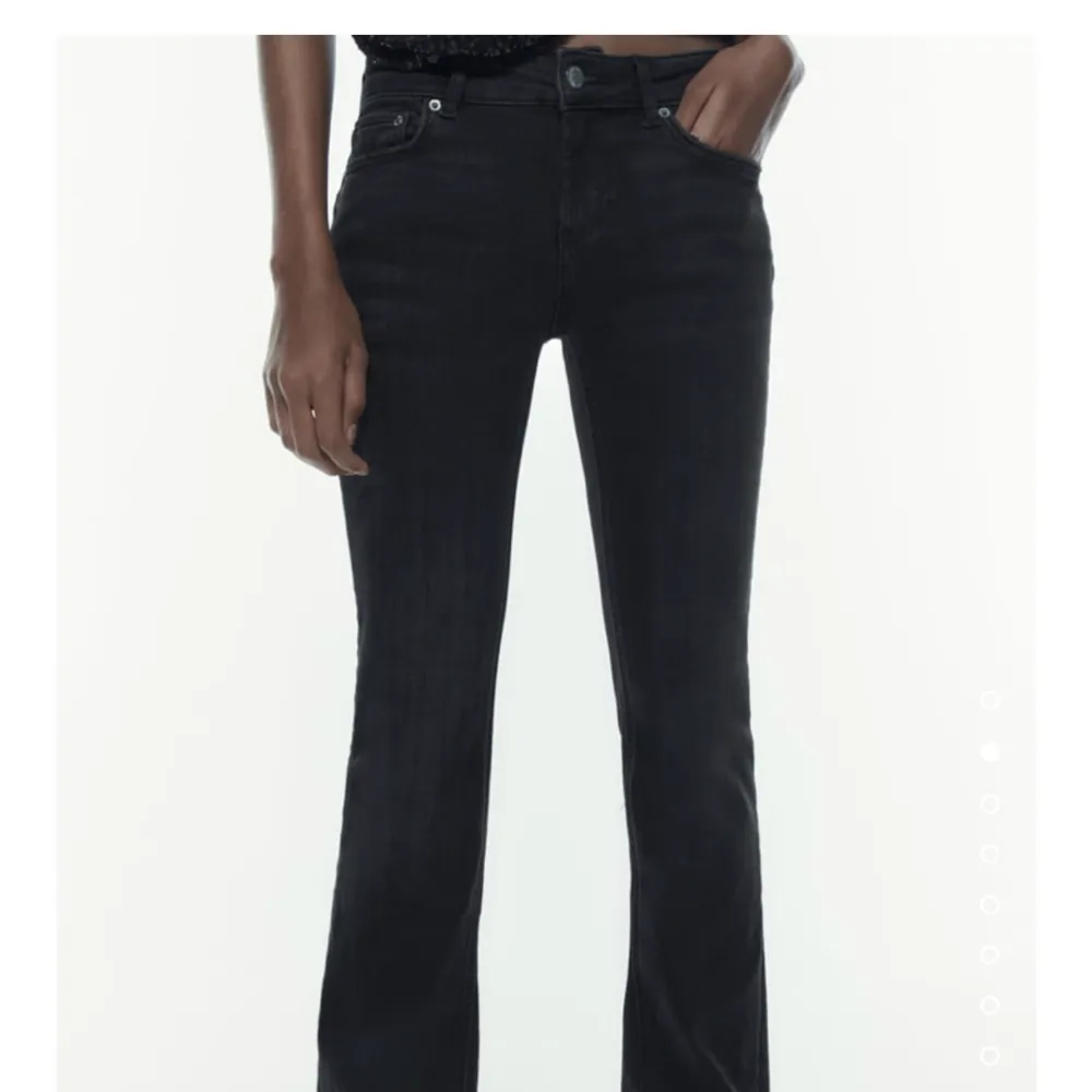 Säljer dessa skit snygga lågmidjade jeans ifrån zara då de aldrig kommer till användning, helt slut på zaras hemsida 🖤köptes för 399 och är i nyskick . Jeans & Byxor.
