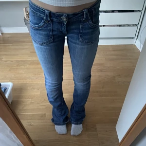 Low waist jeans - Jättefina low waist jeans med fickor framtill (o bak såklart) från only. Midja 39cm, innerbenslängd 81 cm. Jag är 161 cm o de är lite för långa för mig. 400 +69kr frakt