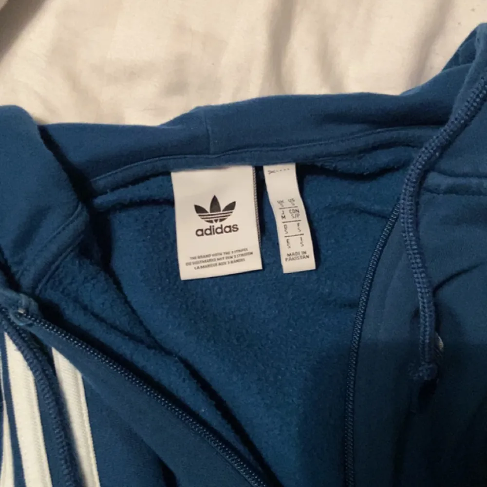 Adidas Zip hoodie  Färg: Mörkblå Knappt använd Storlek S  Säljer pågrund av att den är för liten . Hoodies.