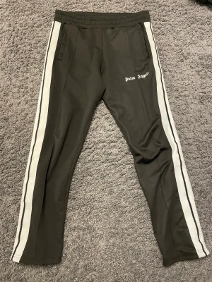 Palm angels byxor - Palm angels byxor i fint skick. 