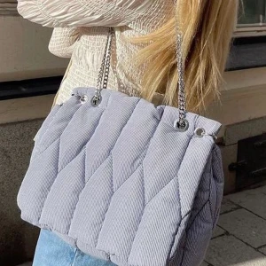 Zara väska! - Säljer denna väska från Zara! Blå vit randig🌸 supersöt, helt slutsåld❣️får plats med mycket i den. Skicket är bra! Först till kvarn🌸sista bilden är min!