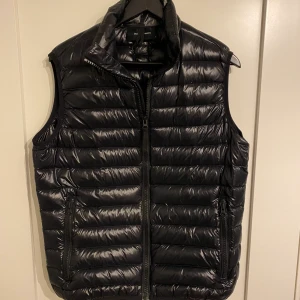 Peak Performance Väst  - Väst från Peak Performance i väldigt fint skick. Inga märken. Strl M. 