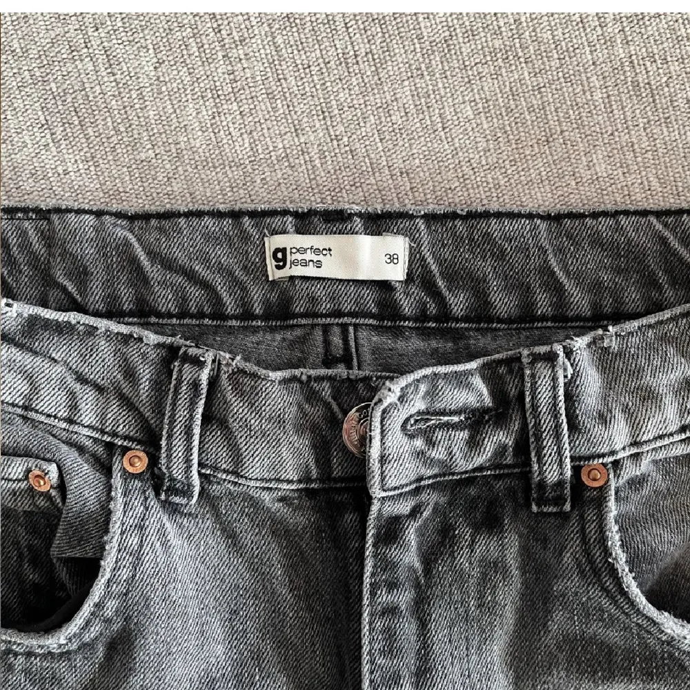 Ett par gråa raka jeans från Gina tricot.st 38 Super fina men kommer inte till andväning så mycket Inte så andvända Köpte för 599kr Säljer för 400kr+frakt💓 Skriv för egna prisförslag. Jeans & Byxor.