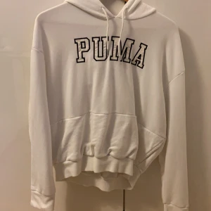 Puma hoodie - Väldigt fin vit puma hoodie i storlek S. Använt endast 2-3 gånger.