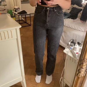 Weekday rowe jeans - Snygga svarta jeans från weekday. Passar i längden på mig som är 165cm lång. Skriv i meddelande om du är sugen på att köpa fler av jeansen jag lagt upp så kan vi diskutera ett billigare pris.