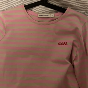 Randig Carin Wester Tröja - En långärmad tröja i randigt mönster av rosa och beige. Använder inte då den är lite för tajt.