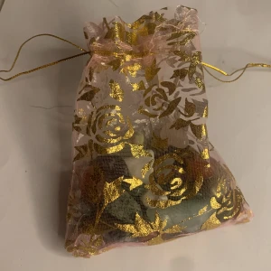 Kristall konfetti  - Kristall konfetti med små kristaller bland annat labradorit och rosen kvarts. 