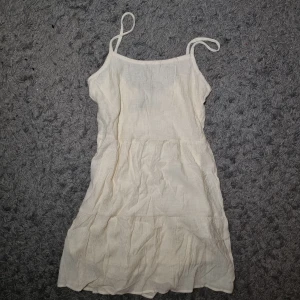 Klänning - Så söt klänning från H&M i strl 34. Oanvänd. Lapp kvar. Köparen står för frakt.