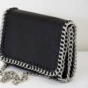 Svart Tiamo väska - Knappt använd så den är i väldigt fint skick! (Första bild lånad)