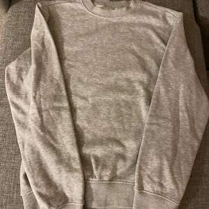 Helt vanlig grå sweatshirt i storlek S. Inköpt 1-2 år sedan och knappt användt. Prima skick. Möts i hudik eller kan skicka men köparn står för frakt.