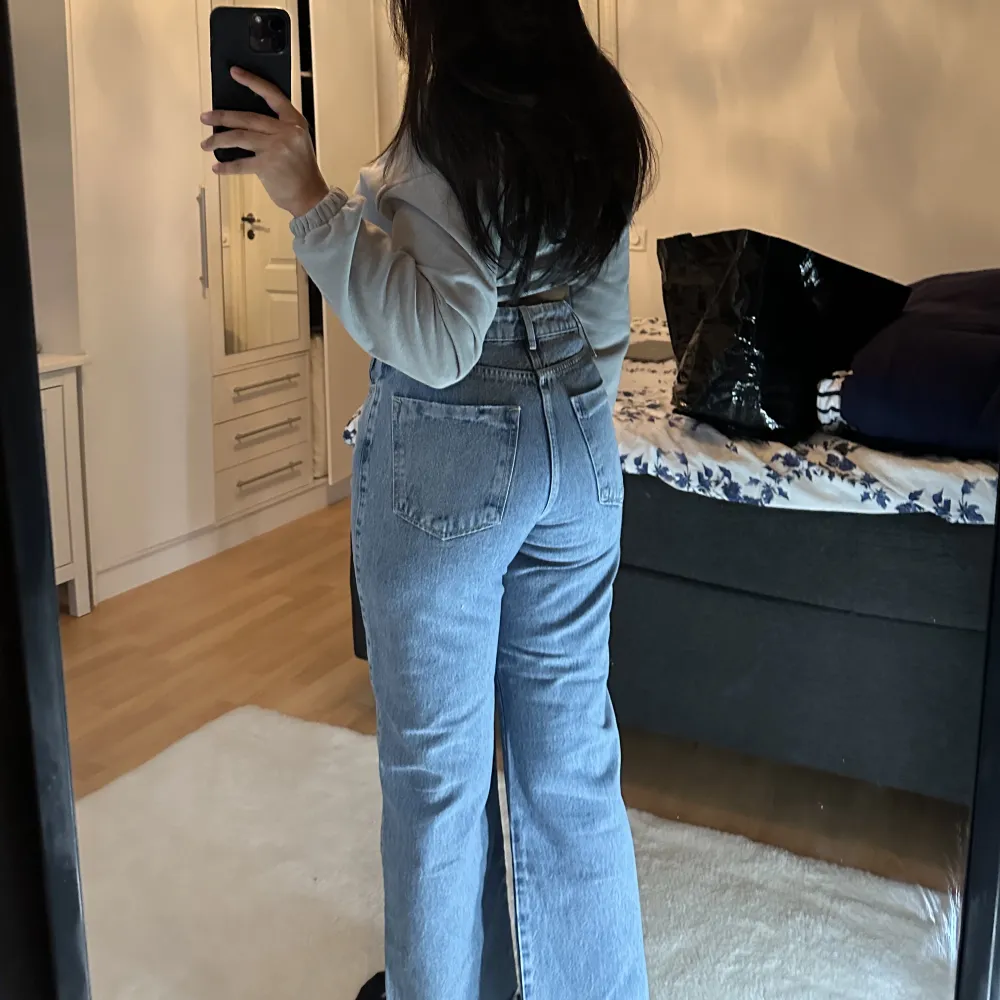 Säljer dessa straight leg zara jeans som är helt nya med lapp kvar på! För små för mig och har därför inte fått användning. Högmidjade! . Jeans & Byxor.