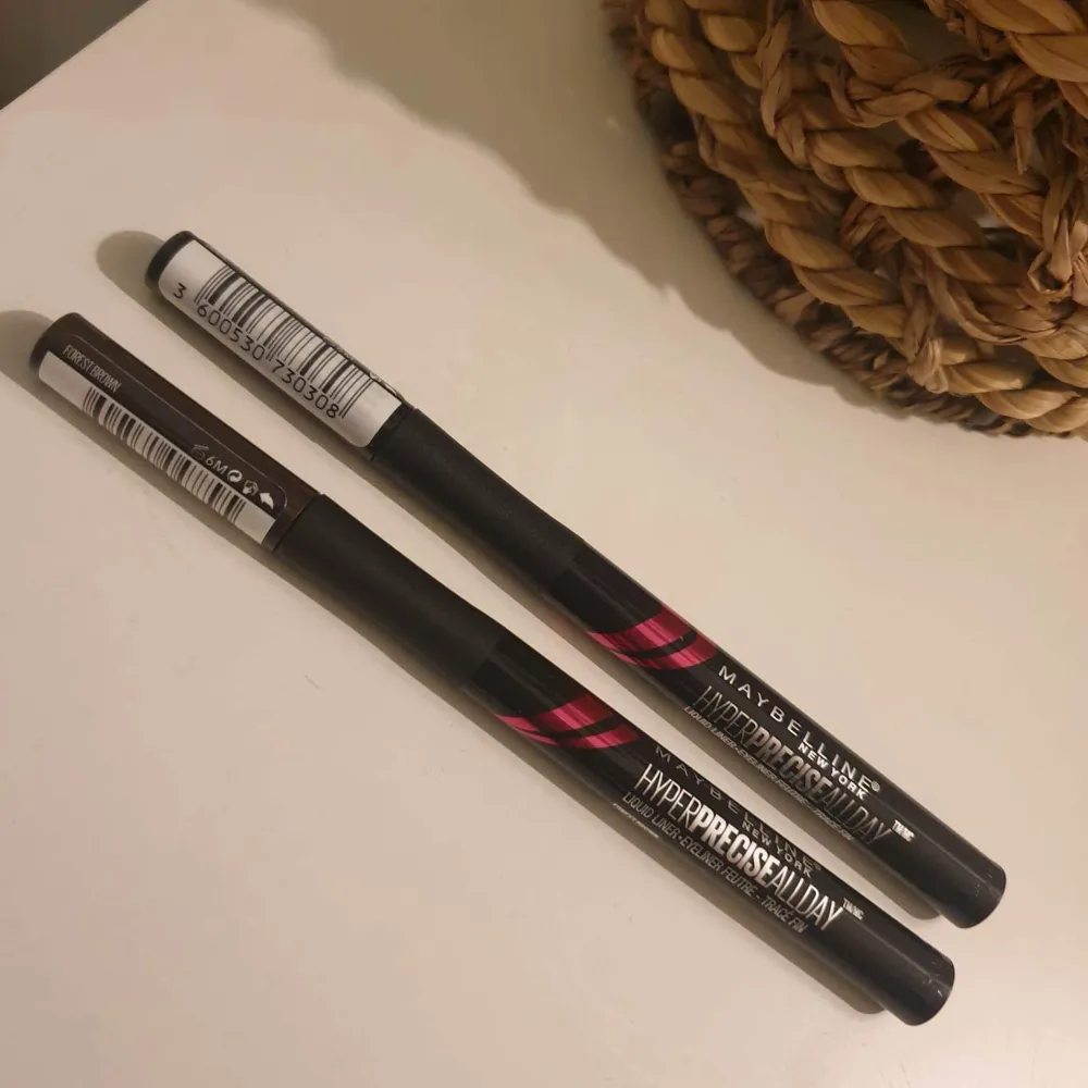 Maybelline eyeliner helt nya och oöppnad! Båda för 100kr En brun och en svart. orginal pris är 99kr styck.. Accessoarer.