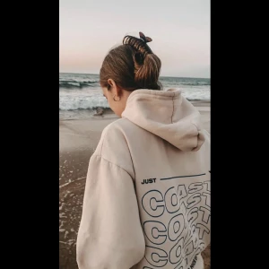 Hoodie Coast BCN - Säljer denna superfina hoodie då den tyvärr inte kommer till användning. Knappt använd 🤍