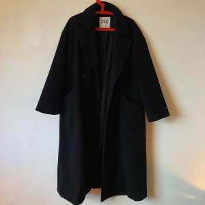 Så sjukt snygg svart kappa från Zara som jag tyvärr använder för lite pga en annan kappa. Nypris var 900:- något och köpte den för knappt ett halvår sen (sen höst 2022)🌸✨  Om du vill köpa den gröna khaki trenchcoaten också kan du få båda för 400👌🏼✨