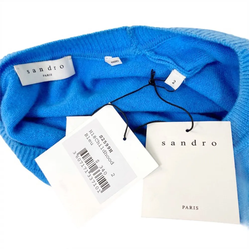Superfin tröja i kashmir från Sandro i världens finaste blåa färg, stl 2 alltså S💞💞nypris runt 3000. Stickat.