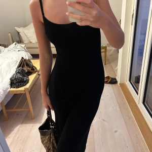 Klänning från & other stories - Jättefin stickad klänning från & other stories i storlek xs🤗 skriv gärna för fler bilder🥰